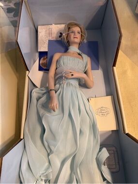 FRANKLIN MINT DIANA PRINCESS OF ELEGANCE BLUE GOWN PORCELAIN DOLL